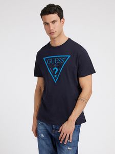 Oferta de Camiseta con triángulo logo reflectante por S/ 45 en Guess